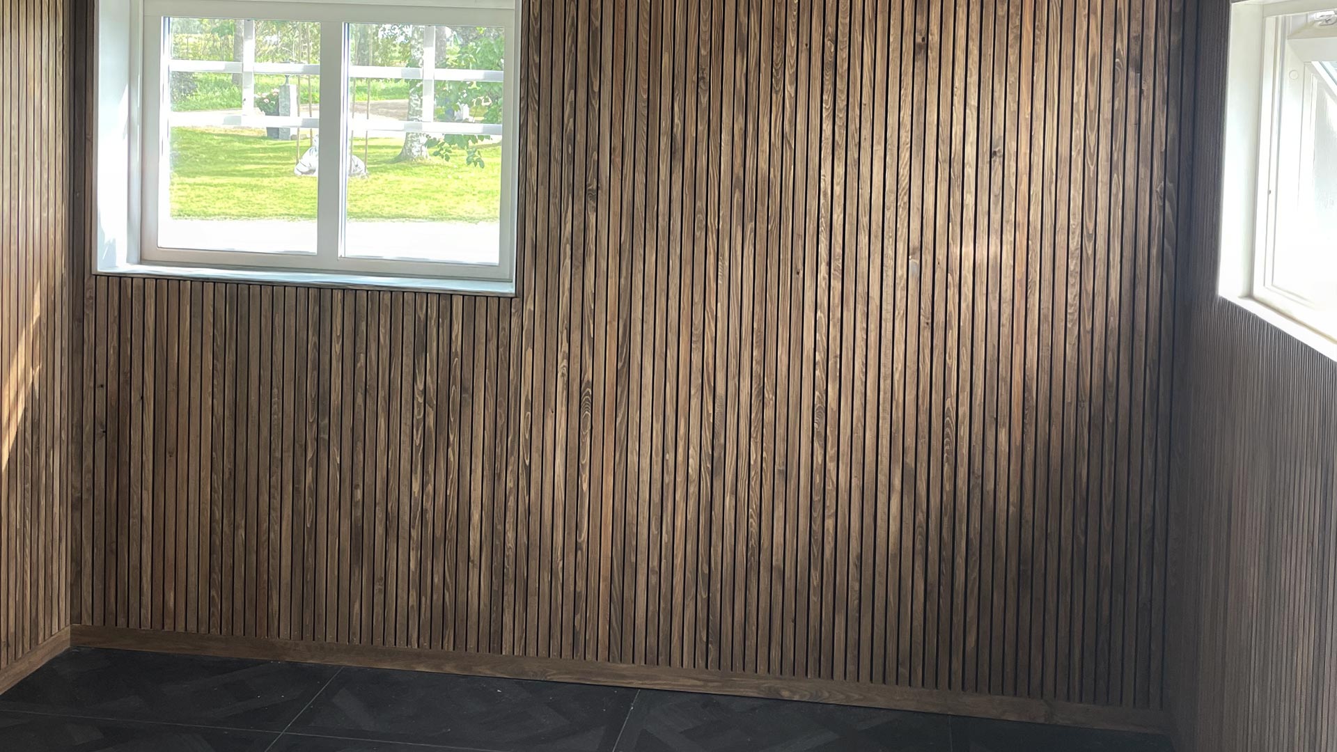 Stilren väggbeklädnad i mörkt trä