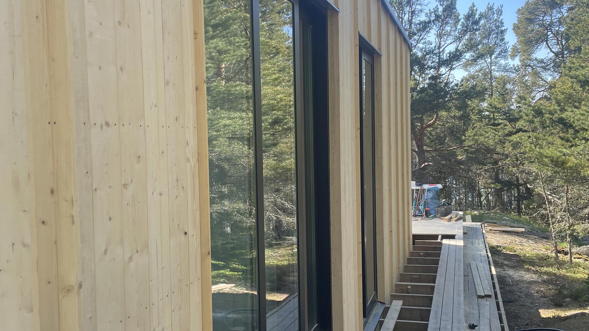 Modern träfasad med stora glaspartier