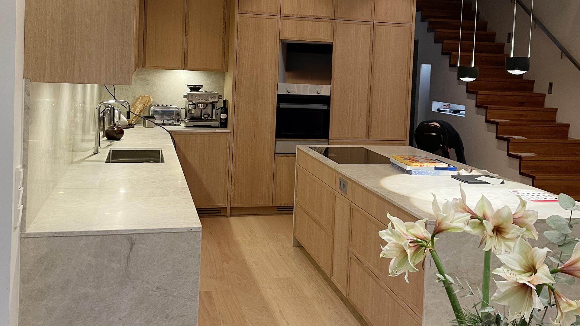 Exklusivt kök med ek och marmor