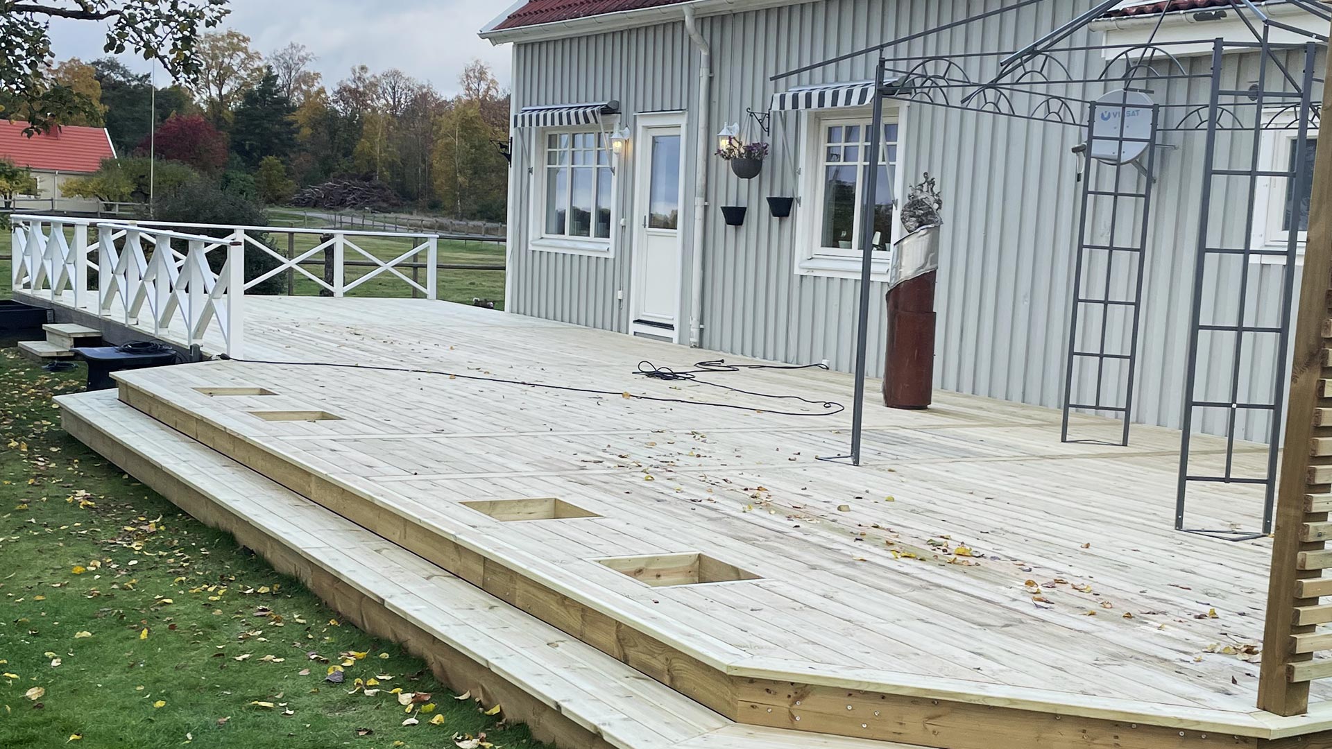 Stor altan med trätrall och staket