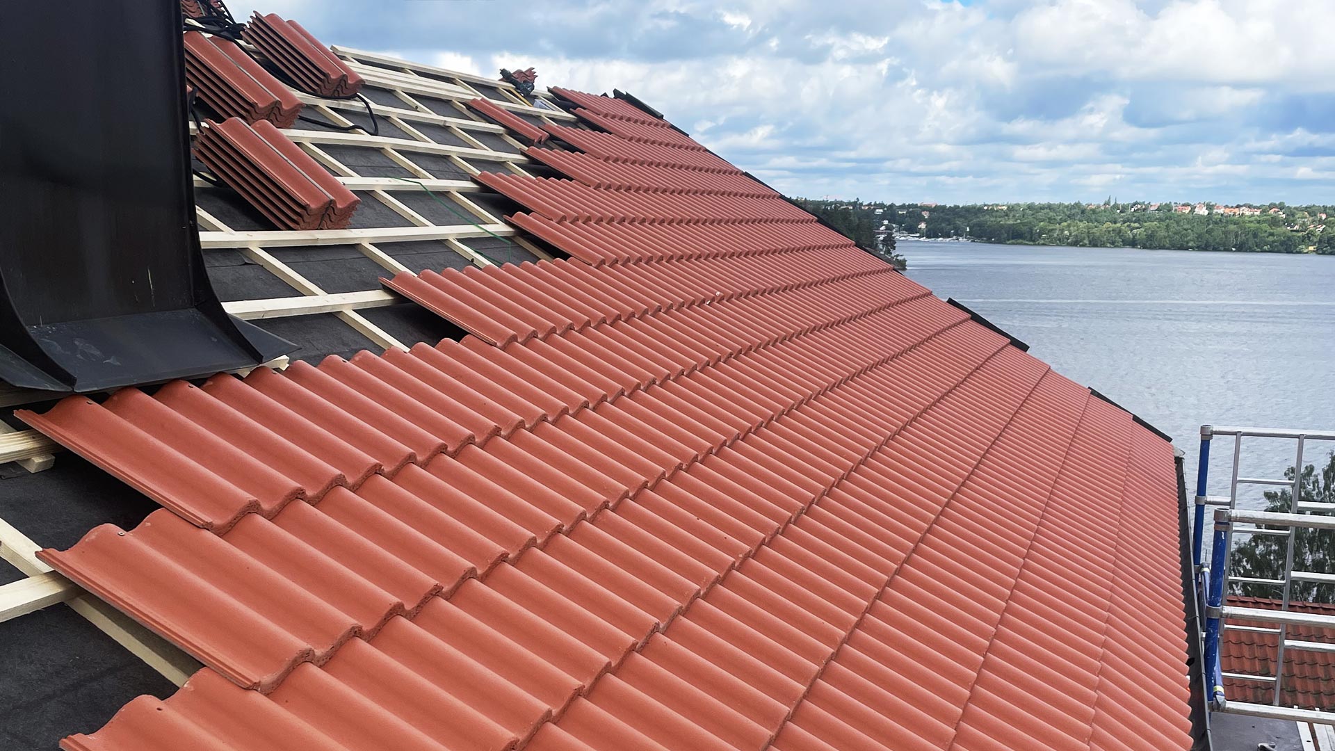 Takläggning med tegelpannor och sjöutsikt